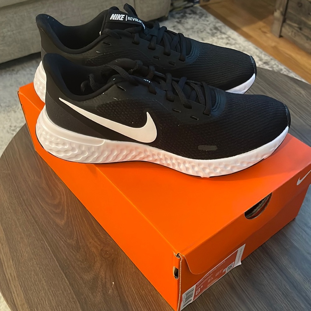 Womens Nike Revolution 5 Sneakers